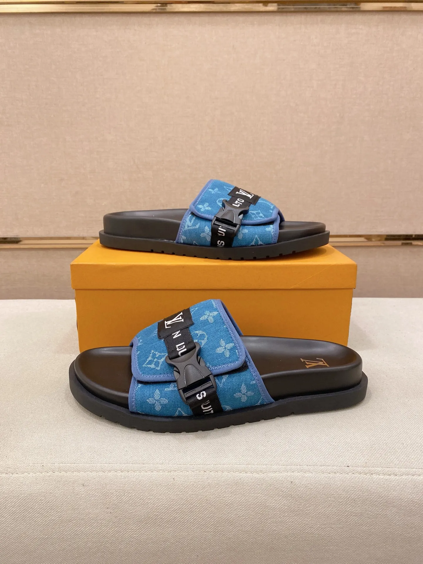 Men's shoes💰: 320💰Made by LV🔍Top purchasing agent, men's spring and summer slippers are available at the same counter. The uppers are made of cowhide imported from Italy, with logo graphics and high-quality craftsmanship. Soles: original soles specially provided by the original factory. Exclusive molded soles are super comfortable. Original goods with single order, 🔍🔍high quality, you can enter and exit the counter at will. Welcome to compare, code number 38-44. Can be customized45